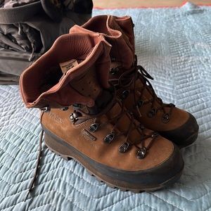 Kenetrek womens 7.5 hiking boot